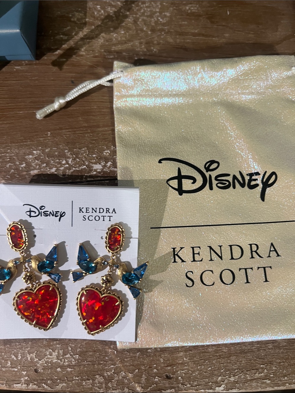 NWT Disney x Kendra Scott Snow White Heart Earrings - Picture 2 of 2